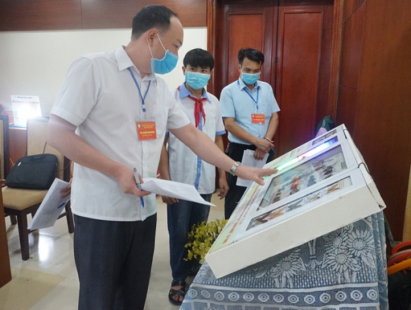 Ban gi&aacute;m khảo chấm điểm m&ocirc; h&igrave;nh sản phẩm dự thi.