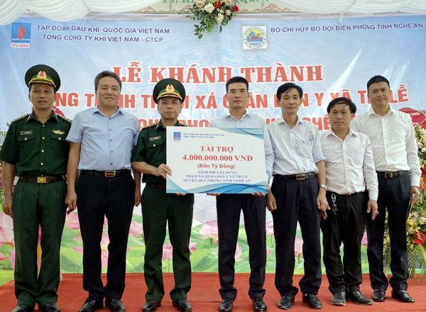 Tổng giám đốc PV GAS trao Chứng nhận tài trợ 4 tỷ đồng xây dựng Trạm xá quân dân y Tri Lễ, Quế Phong, Nghệ An