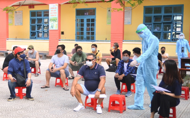 Người nước ngo&agrave;i tại phường Nại Hi&ecirc;n Đ&ocirc;ng đến x&eacute;t nghiệm được y&ecirc;u cầu đeo khẩu trang, bố tr&iacute; ngồi gi&atilde;n c&aacute;ch an to&agrave;n