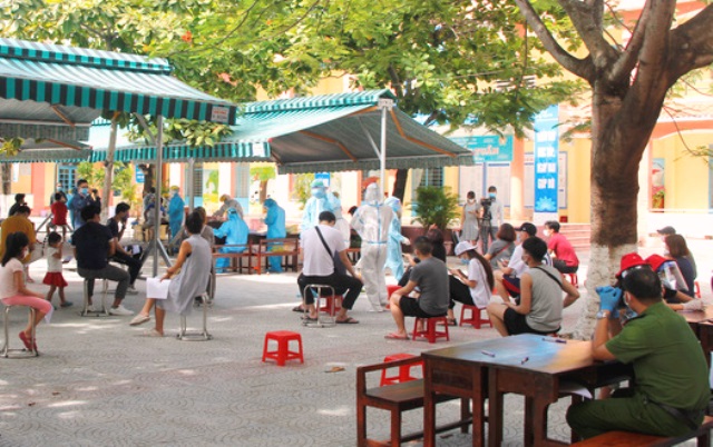 Lực lượng Y tế quận Sơn Tr&agrave; (Đ&agrave; Nẵng) tổ chức lấy mẫu x&eacute;t nghiệm Covid-19 cho người nước ngo&agrave;i tại th&agrave;nh phố