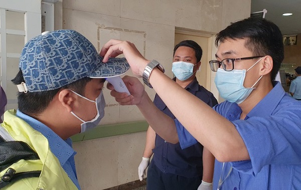 Bệnh viện đa khoa tỉnh Đồng Nai đo thân nhiệt người ra vào bệnh viện ẢNH: LÊ LÂM