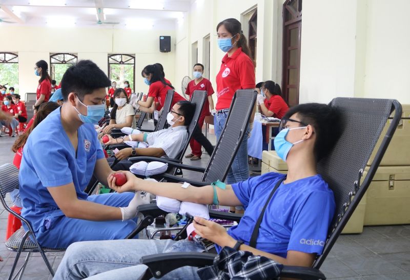 Trường ĐH Y - Dược (ĐH Thái Nguyên) tổ chức chương trình hiến máu nhân đạo với chủ đề “Mùa thu cho em”