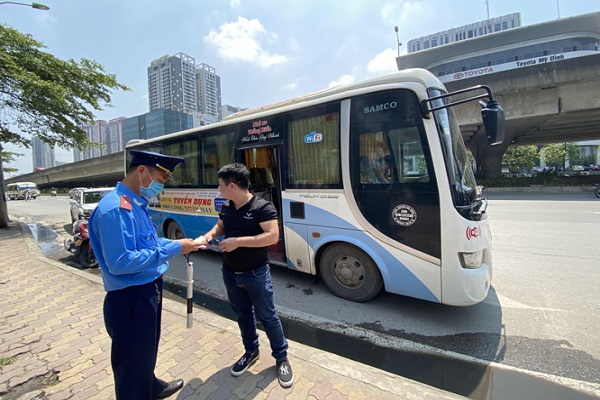 Thanh tra Sở Giao thông - Vận tải Hà Nội kiểm tra xe khách vi phạm trên đường Phạm Hùng.
