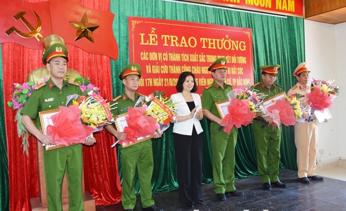 Chủ tịch UBND tỉnh Nguyễn Hương Giang khen thưởng các đơn vị