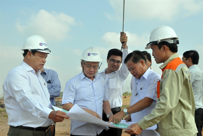 Lãnh đạo tỉnh Bình Phước kiểm tra dự án điện mặt trời tại huyện Lộc Ninh (Ảnh EVN)