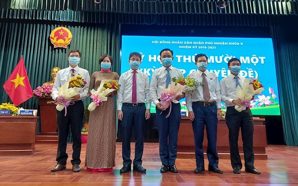 Ông Phạm Hồng Sơn, Bí thư Quận ủy quận Phú Nhuận tặng hoa cho các lãnh đạo mới của UBND quận Phú Nhuận