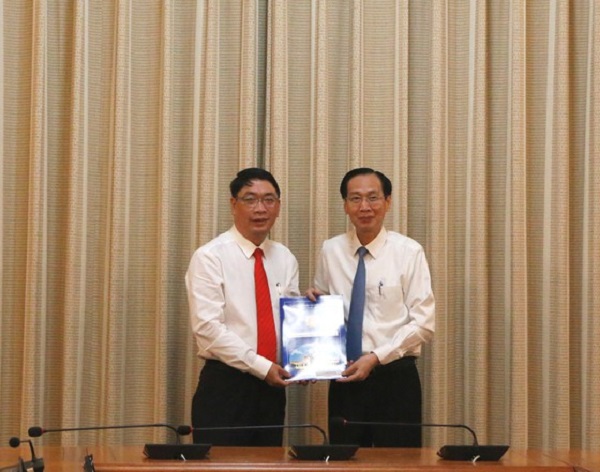 Phó Chủ tịch Thường trực UBND TP.HCM trao quyết định bổ nhiệm ông Đinh Minh Hiệp giữ chức vụ Giám đốc Sở NN và PTNT TP.HCM