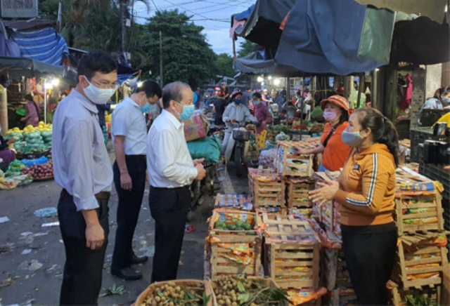 Chủ tịch UBND tỉnh Phan Ngọc Thọ (người đứng đầu) thăm hỏi tiểu thương chợ Đông Ba