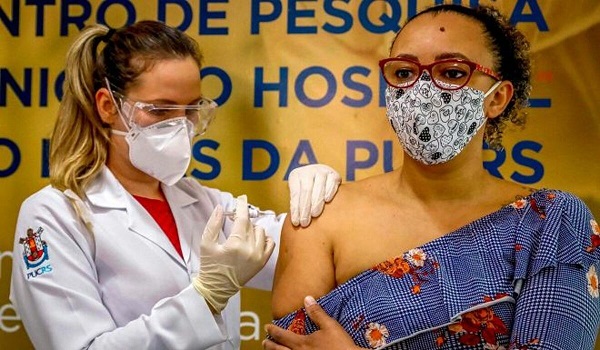 Một tình nguyện viên thử nghiệm vaccine của hãng Sinovac, Trung Quốc tại Brazil. Ảnh: AFP