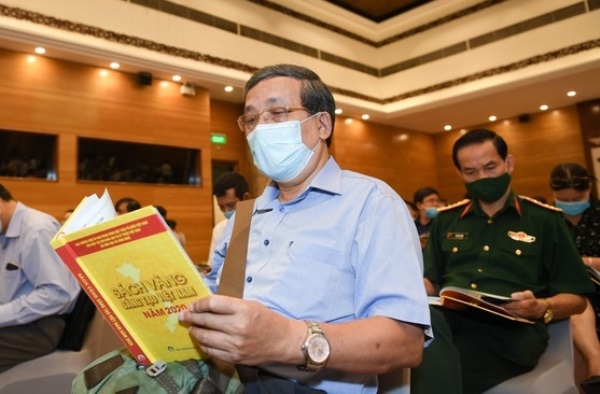 Các đại biểu xem Sách vàng Sáng tạo Việt Nam năm 2020 tại buổi lễ công bố.