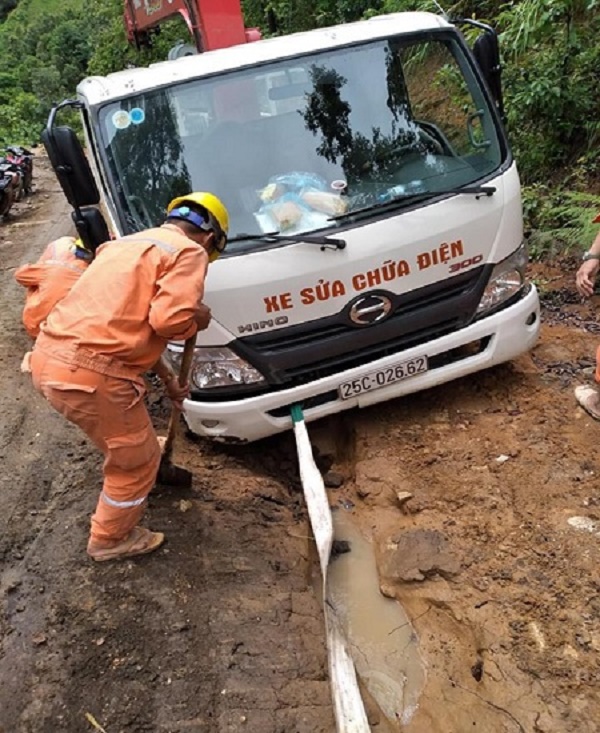 Để xe sữa chữa điện vượt qua các con đường khó khăn, công nhân Điện lực Lai Châu không có phương tiện để hỗ trợ mà hoàn toàn phải sử dụng bằng sức người
