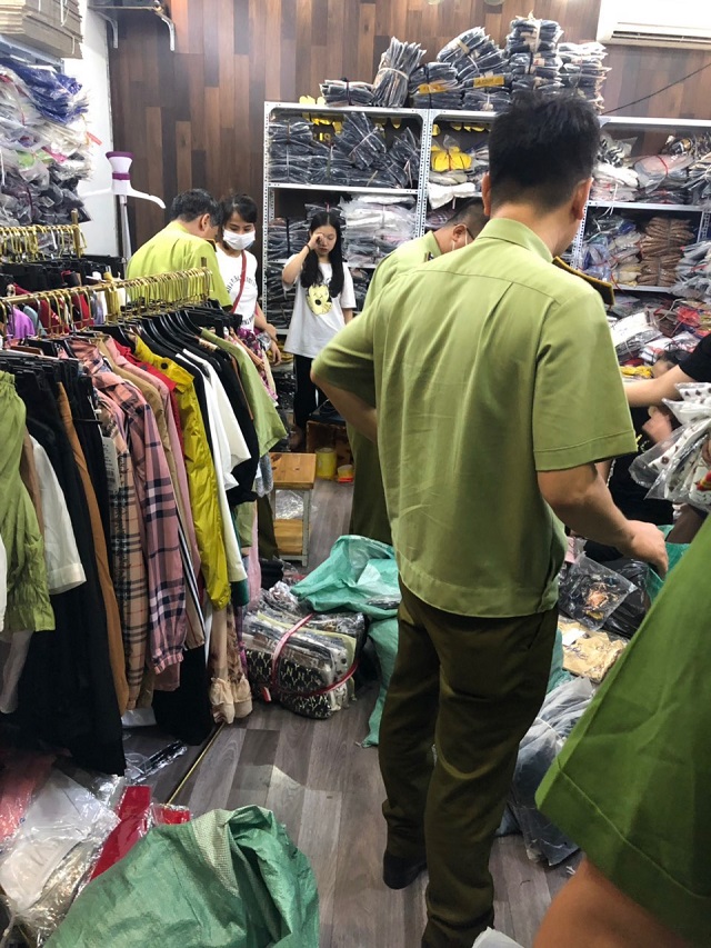 Hà Nội: Tạm giữ hàng nghìn sản phẩm có dấu hiệu giả mạo các nhãn hiệu thời trang nổi tiếng