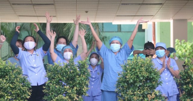 C&aacute;c y b&aacute;c sỹ vui mừng trước việc dỡ bỏ lệnh phong tỏa, c&aacute;ch ly y tế tại Bệnh viện Đ&agrave; Nẵng