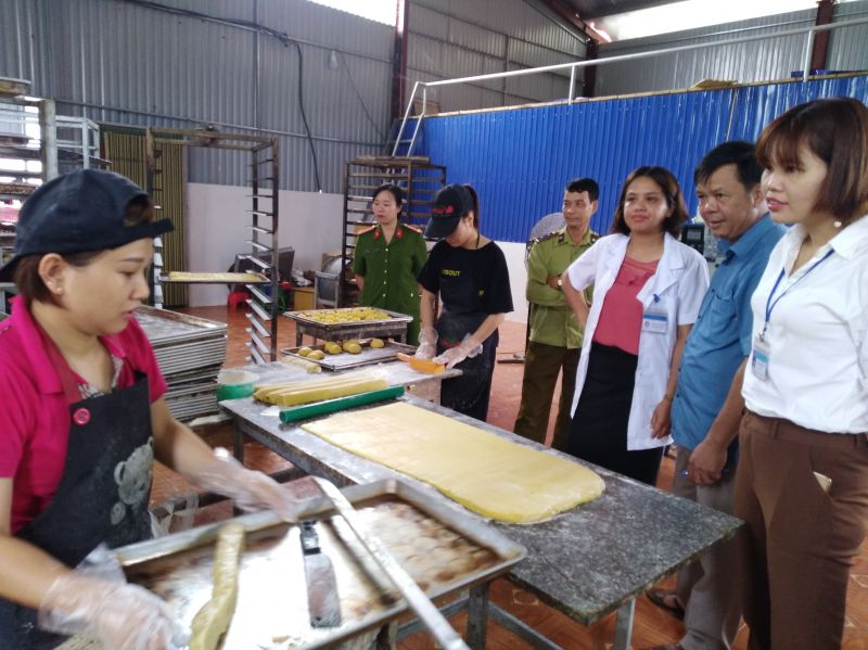 Đoàn liên ngành VSATTP huyện kiểm tra tại cơ sở sản xuất thực phẩm tại thị trấn Bằng Lũng