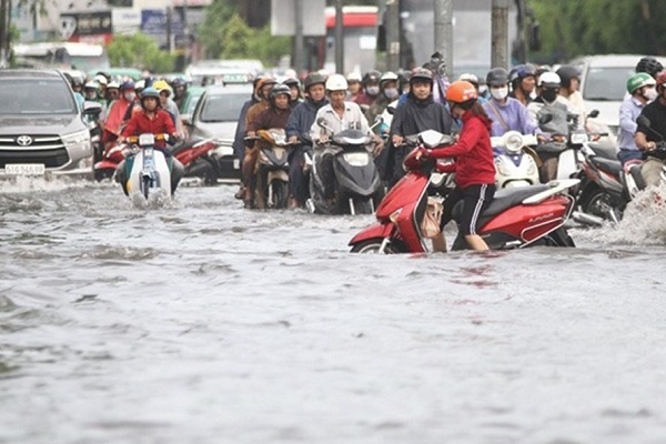 Đường Nguyễn Hữu Cảnh (quận Bình Thạnh, TPHCM) thường xuyên ngập nặng mỗi khi mưa lớn (Ảnh: Minh Quân)