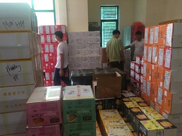 Toàn bộ số hàng bị bắt giữ gồm bánh trung thu, kẹo các loại và trà sữa pha sẵn phục vụ thị trường dịp Tết Trung thu sắp đến. Ảnh: Cục QLTT.