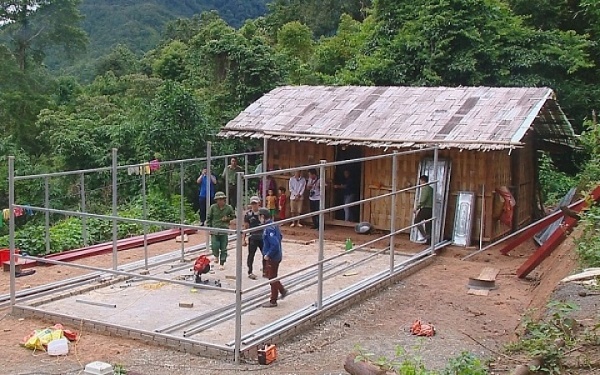Quá trình xây dựng nhà “ba cứng” của gia đình anh Thào A Dũng bản Nậm Thà Là, xã Pa Tần, huyện Nậm Pồ