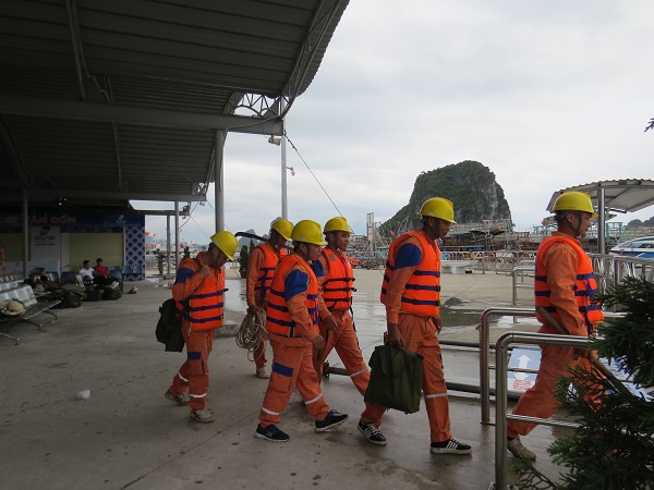 6199 Công nhân PC Quảng Ninh lên đường ra đảo Quan Lạn kiểm tra tình hình cung ứng điện trước mùa mưa bão