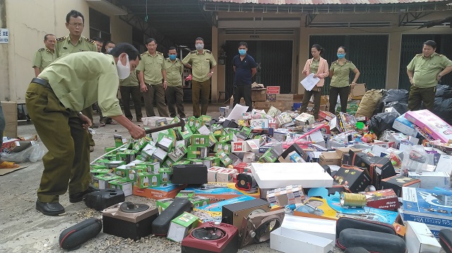 Gia Lai: Giám sát tiêu hủy trên 10 tấn hàng hóa không đủ điều kiện lưu thông (Ảnh: Hà Đinh)
