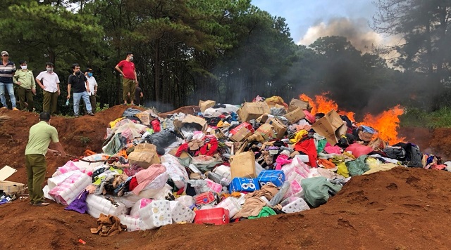 Tiêu hủy toàn bộ số hàng hóa (Ảnh: Hà Đinh)