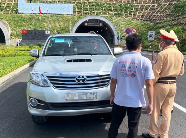 CSGT ngăn chặn xe chở người ra khỏi Đà Nẵng