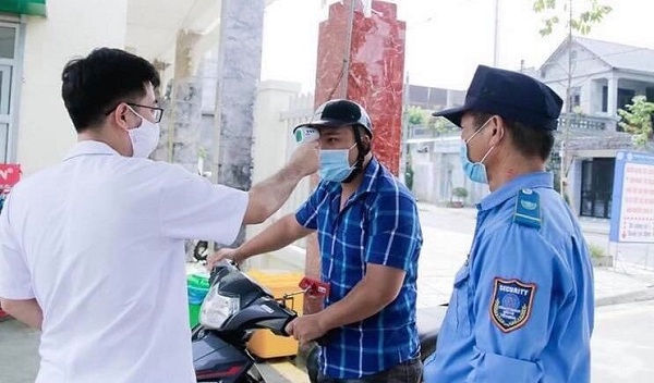 Cán bộ y tế Trung tâm y tế huyện Yên Lập kiểm tra thân nhiệt người đến khám bệnh.