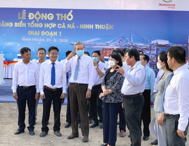Phó chủ tịch Nước Đặng Thị Ngọc Thịnh ghé thăm khu vực triển khai Cảng biển tổng hợp Cà Ná vào chiều 25/8