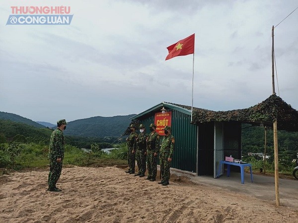 Cán bộ, chiến sĩ Đồn Biên phòng Bắc Sơn canh gác ở 1 điểm chốt biên giới.