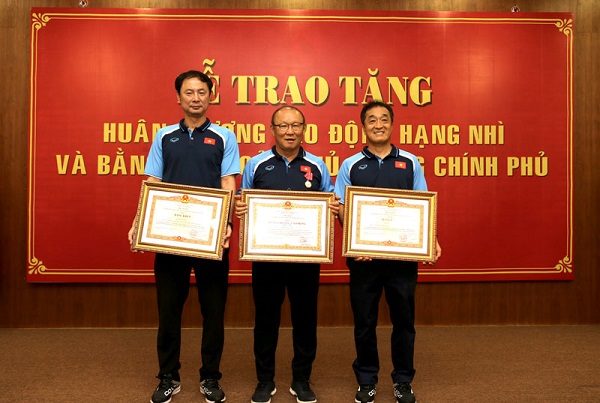 Thủ tướng Chính phủ trao tặng Huân chương lao động hạng Nhì cho HLV Park Hang-seo