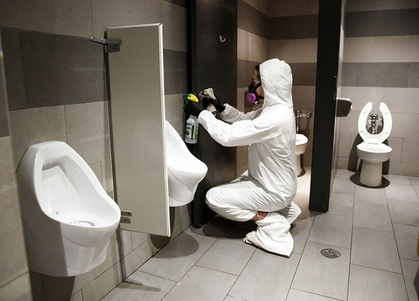 Nhân viên y tế làm việc trong một nhà vệ sinh ở Toronto, Canada. Ảnh: Bloomberg.