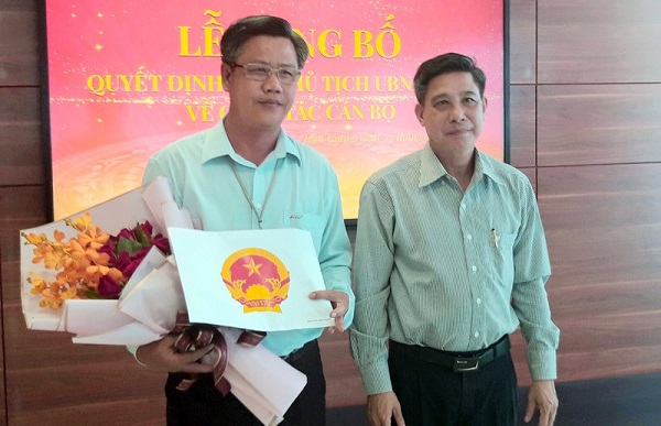 Ông Đồng Văn Thanh trao Quyết định bổ nhiệm cho ông Nguyễn Thế Triều.