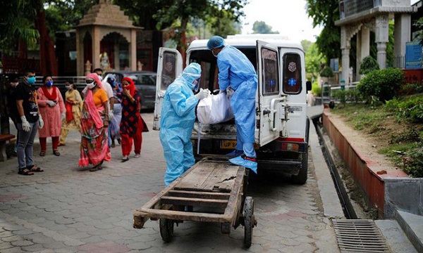 Các nhân viên y tế di chuyển thi thể một người chết vì COVID-19 tại New Delhi, Ấn Độ, hôm 22/8 (Ảnh: Reuters)