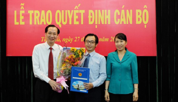 Ông Phạm Minh Mẫn nhận quyết định chủ tịch UBND quận Tân Phú