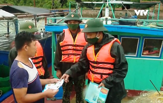 Bộ đội Biên phòng tuyên truyền kiến thức pháp luật cho ngư dân (Ảnh VTV)