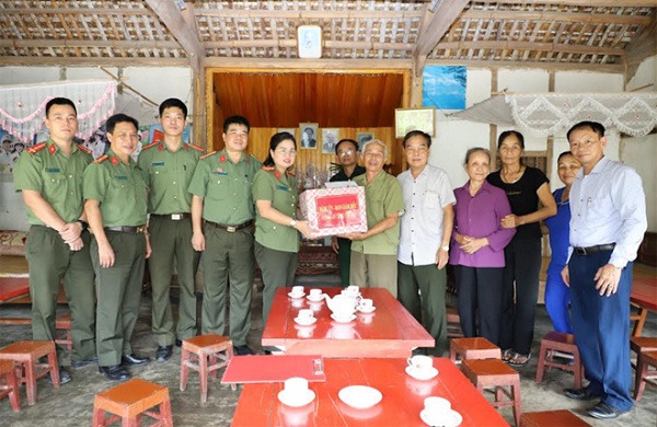 Lãnh đạo Công an tỉnh Yên Bái thăm hỏi và tặng quà động viên gia đình Anh hùng Liệt sỹ Nguyễn Văn Uân.