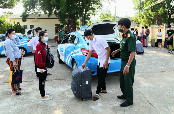 Bộ Chỉ huy quân sự tỉnh Ninh Thuận tổ chức trao giấy chứng nhận cho 232 công dân từ Malaysia trở về sau khi đã trải qua thời gian 14 ngày cách ly tập trung