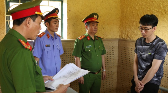 Cơ quan điều tra tỉnh Quảng Bình đọc Tống đạt quyết định khởi tố vụ án, khởi tố bị can và lệnh tạm giam 4 tháng đối với Dương Minh Phú