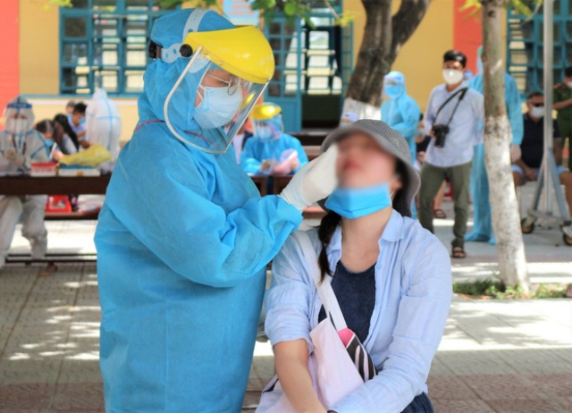 Nhân viên y tế lấy mẫu xét nghiệm cho người dân sống tại TP.Đà Nẵng.