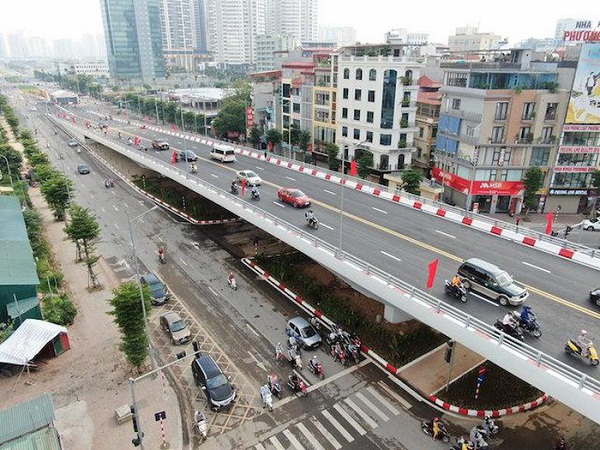 Cầu vượt tại nút giao đường Nguyễn Văn Huyên - Hoàng Quốc Việt, một công trình sử dụng vốn đầu tư công, đưa vào sử dụng từ ngày 28-8.
