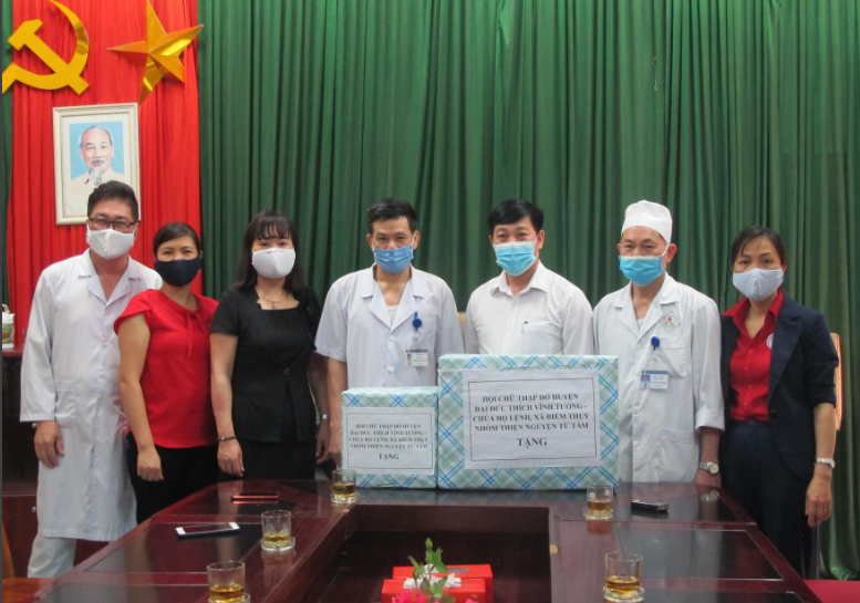 Giám đốc BVĐK Phú Bình, BS. Nguyễn Ngọc Minh (đứng giữa) nhận quà ủng hộ 100 bộ quần áo chống dịch của Huyện ủy – HĐND –UBND - Ủy ban MTTQ huyện Phú Bình .