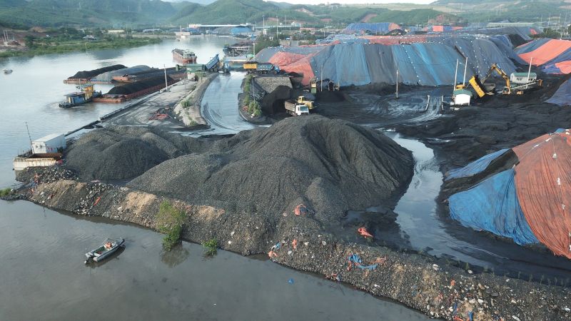 Cảng hàng hoá tổng hợp (trừ than) của Công ty cổ phần Đầu tư Hải Dương HD được UBND tỉnh Quảng Ninh cho phép tập kết than không kè chắn, thu gom nước thải được bồi đắp kè bằng đất liệu có đảm bảo môi trường?