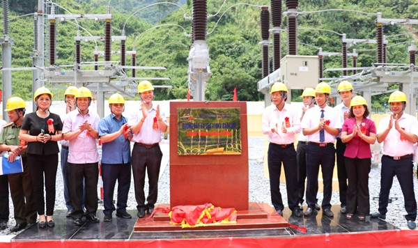 Các đại biểu cắt băng khánh thành Lễ gắn biển công trình đường dây và TBA 110 kV Bảo Lâm