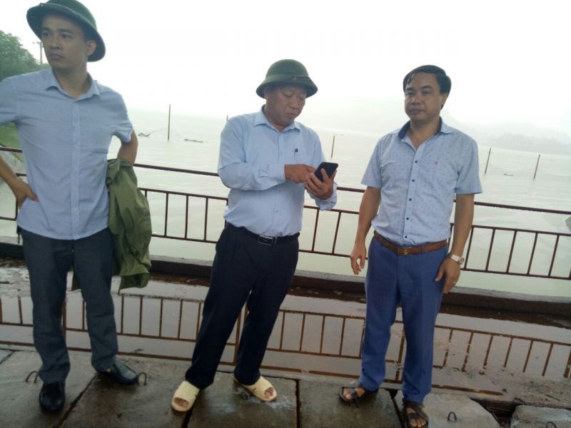 Ông Nguyễn Công Thịnh (ngoài cùng bên phải) - Chủ tịch HĐQT, Giám đốc Cty đi kiểm tra công tác xả lũ Hồ Núi Cốc
