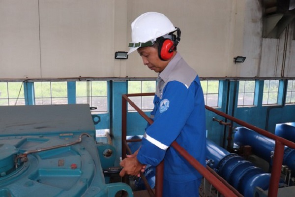 Nhân viên Nhà máy nước thực hiện bảo trì máy móc
