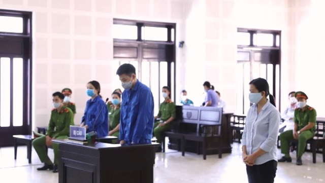 Bị cáo Chen (giữa) và Hồ Thị Thu Trinh (trái) và Huỳnh Ngọc Diễm (phải) tại phiên xét xử.