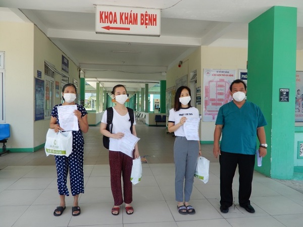 Lãnh đạo Bệnh viện Phổi Đà Nẵng trao giấy ra viện cho 3 bệnh nhân mắc Covid-19