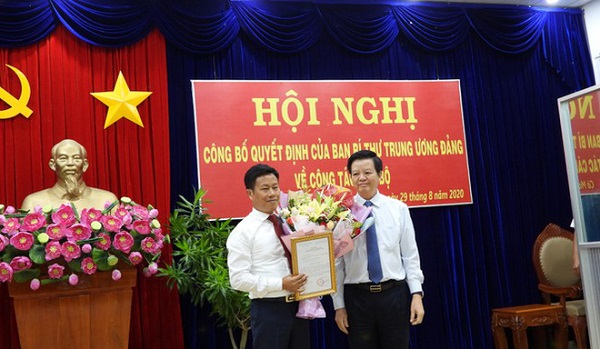 Ông Mai Văn Chính trao quyết định cho GS.TS Lê Quân