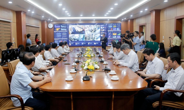 C&aacute;c đại biểu nghe giới thiệu Trung t&acirc;m IOC.