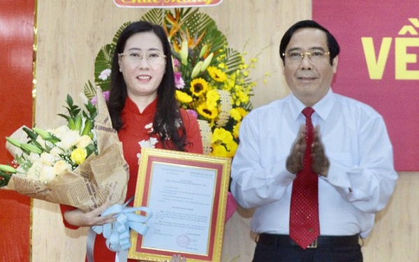 Ông Nguyễn Thanh Bình trao quyết định và chúc mừng bà Bùi Thị Quỳnh Vân