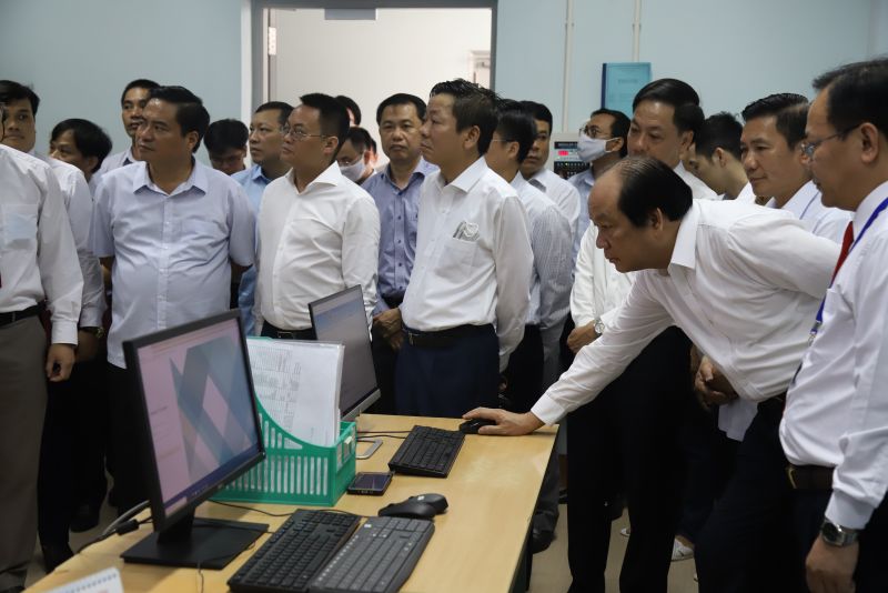 Đồng chí Mai Tiến Dũng và Tổ Công tác khảo sát tại Trung tâm Cơ sở dữ liệu dùng chung tỉnh Thái Nguyên